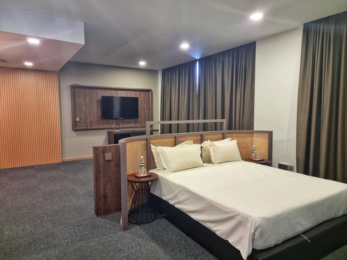 Roxy Hotel & Apartments Kuching Exterior photo
