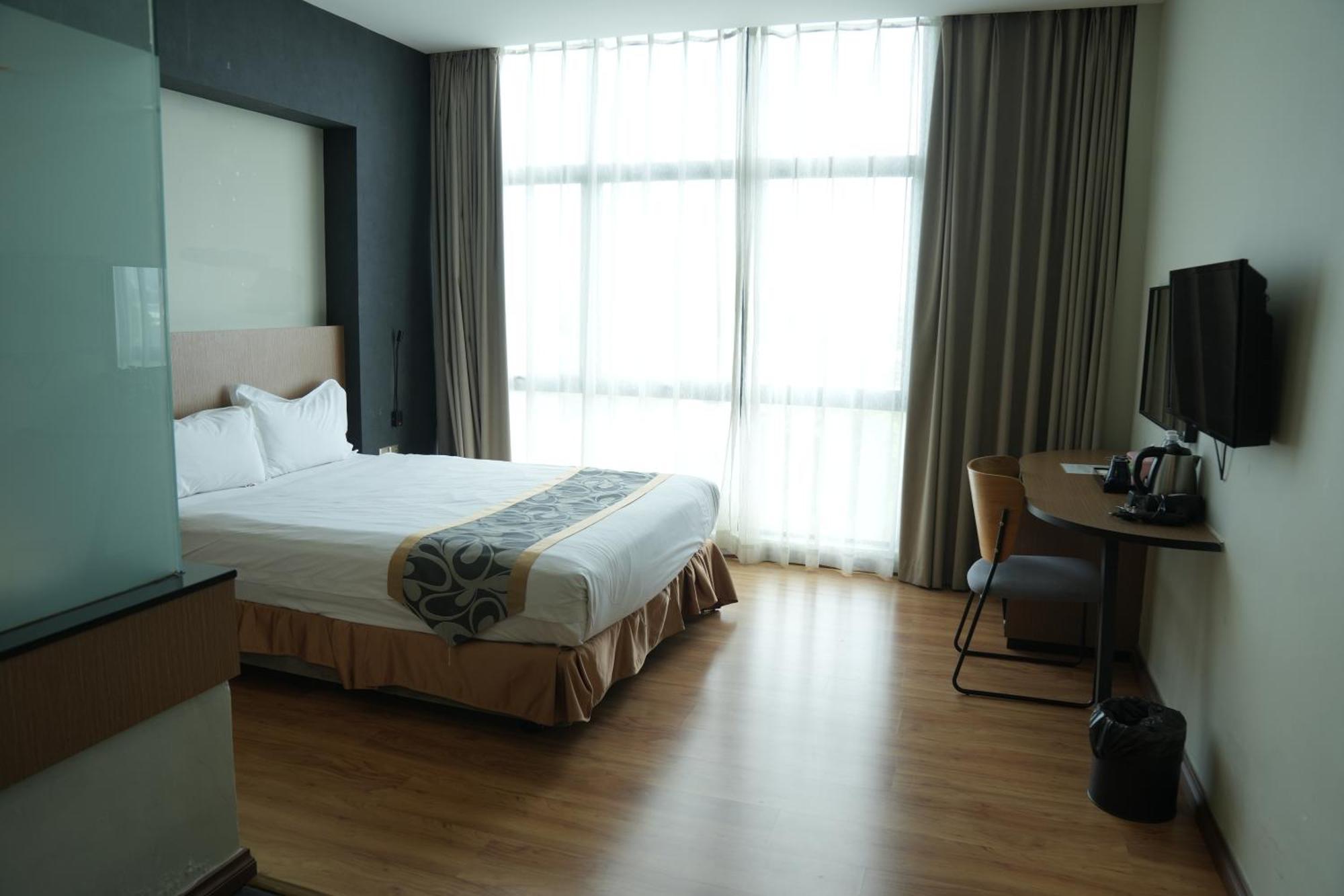 Roxy Hotel & Apartments Kuching Exterior photo